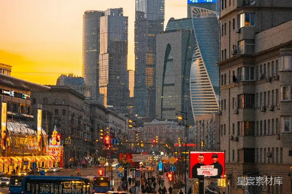 高清摄影 城市街道在夕阳下，车辆穿梭，现代化摩天大楼林立。