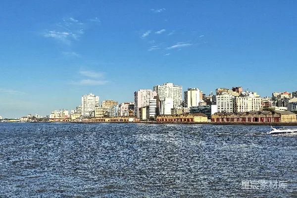 高清摄影 一条船沿着河边的城市逆流而行