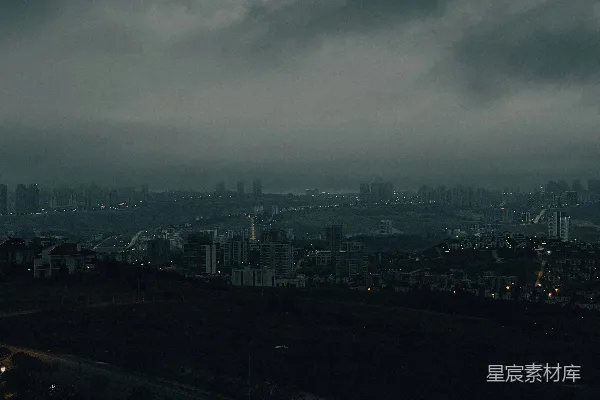 夜幕下城市上空的阴云 skies over a city at night are overcast