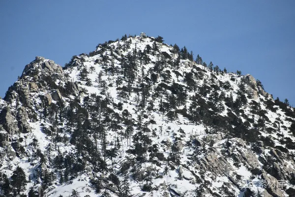 山顶覆盖着白雪的山峰
