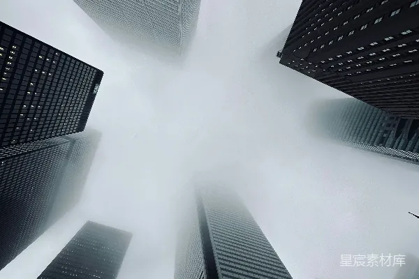 高清摄影 雾蒙蒙的天空中矗立着一群高楼大厦。