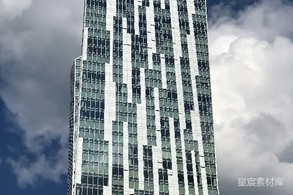 高清摄影 一座非常高大的建筑物，上面有许多窗户。