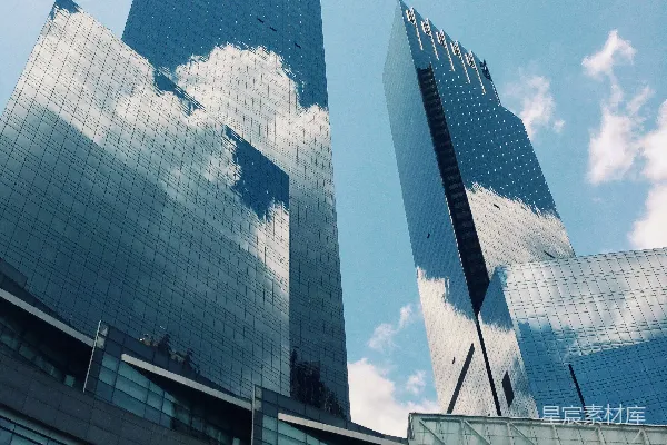高清摄影 白天，蓝天下，一座蓝白相间的玻璃建筑