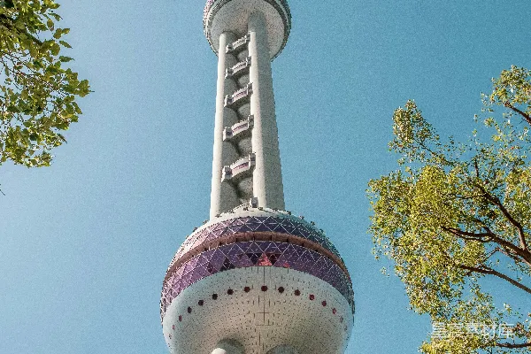 高清摄影 一座非常高的塔楼，塔楼的一侧有一座钟。