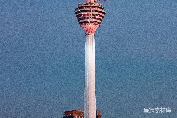 高清摄影 一座城市中央的高塔，顶端是红色的。