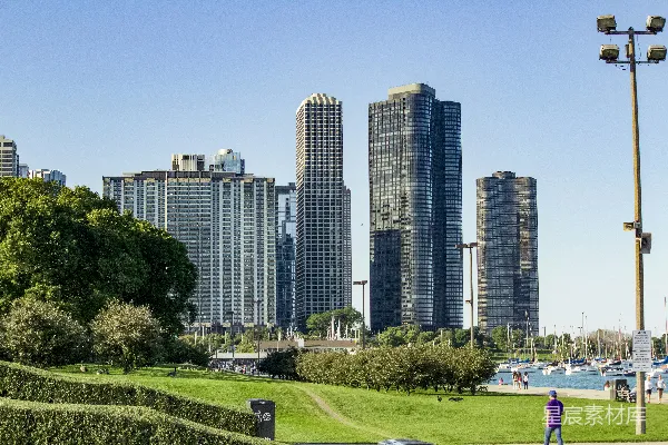 高清摄影 在城市附近的草坪上散步的人