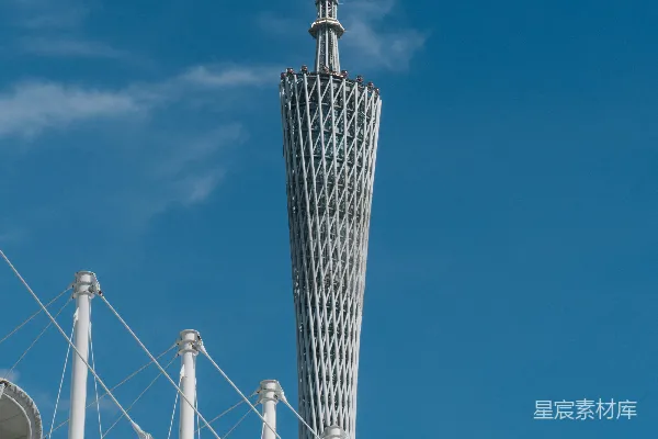 高清摄影 一座高塔在蓝天背景下，背景中可以看到东京晴空塔。