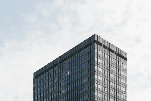 高清摄影 一座非常高大的建筑物，背景是天空。