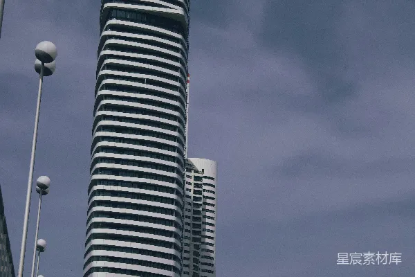 高清摄影 一座高大的白色建筑坐落在水体旁边。