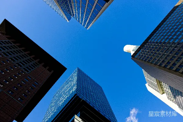 高清摄影 一群高大的建筑物，背景是蓝天。