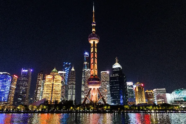 高清摄影 夜晚从水面上看城市的景色