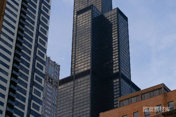 高清摄影 威利斯大厦在芝加哥建筑群中矗立。