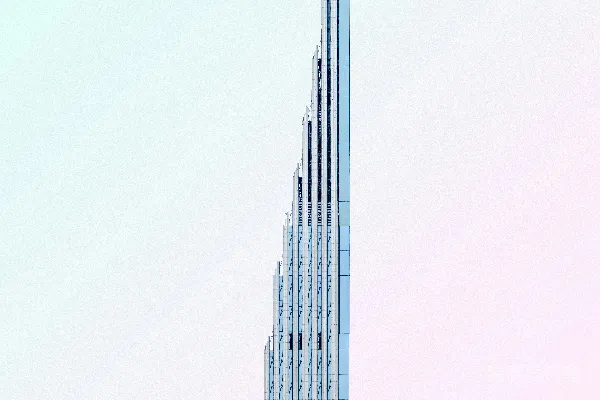 高清摄影 一座高大的建筑顶端有一只鸟