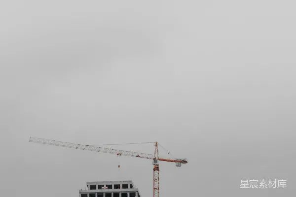 高清摄影 黑白相间的建筑在白云下
