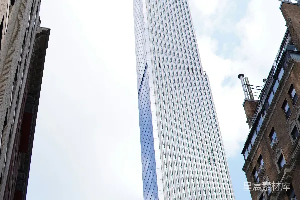 高清摄影 一座非常高的建筑，远远高于其他高大的建筑物。