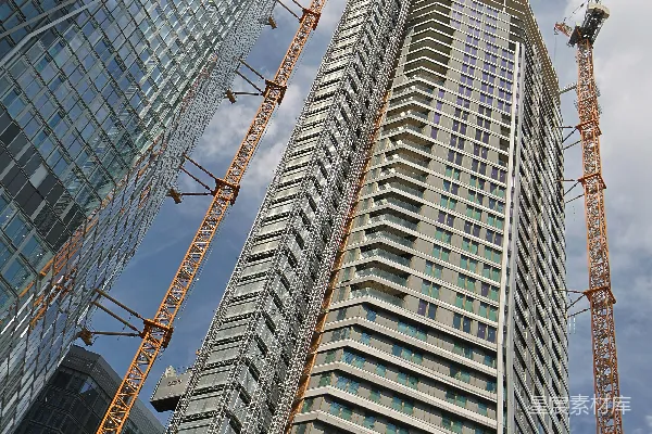 高清摄影 一座非常高的建筑物，周围有一些起重机。
