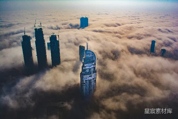 高清摄影 白天，云层环绕建筑物的航拍照片