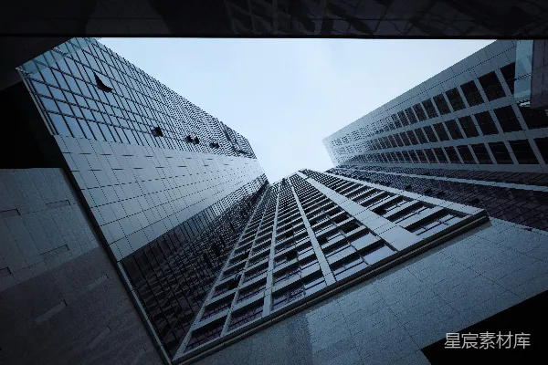 高清摄影 仰望现代摩天大楼在晴朗的天空中。