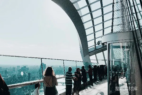 高清摄影 站在玻璃框架旁边的人们