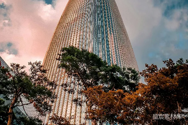 高清摄影 一座非常高大的建筑，有很多窗户。