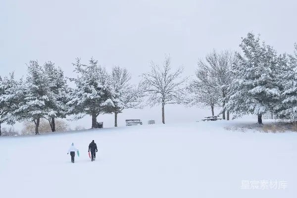 几人正走过一片被白雪覆盖的田野。