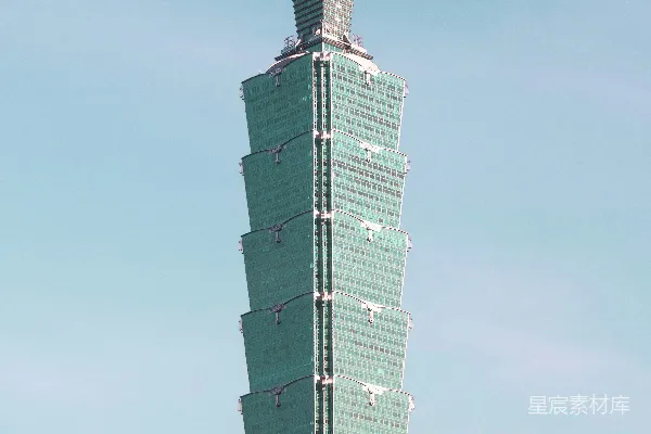 高清摄影 一座高楼，背景是蓝色的天空和台北101。
