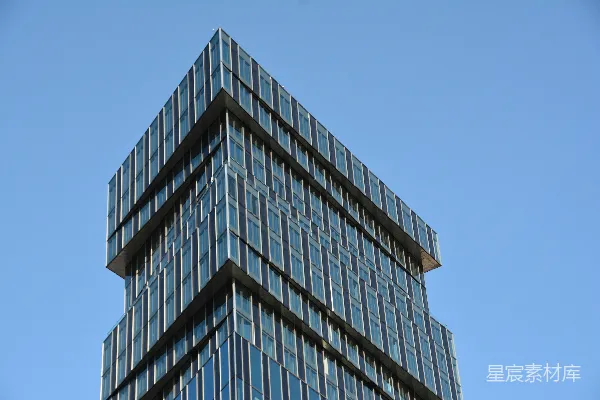 高清摄影 一座非常高的建筑，背景是蓝天。