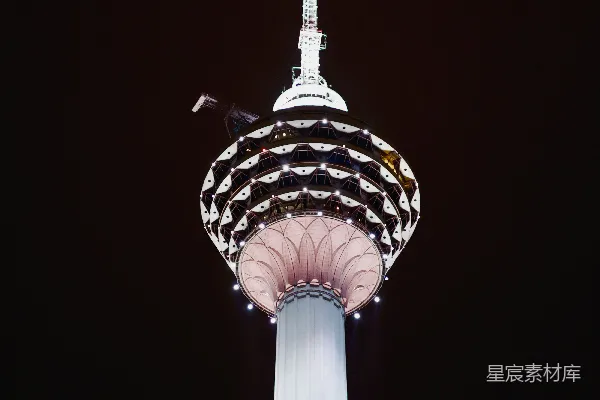 高清摄影 一座高塔，塔顶有一个钟。