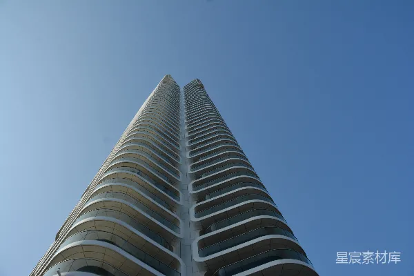 高清摄影 一座高楼大厦，背景是蓝天。