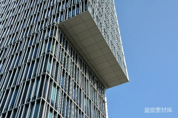 高清摄影 一座非常高大的建筑物，有许多窗户。