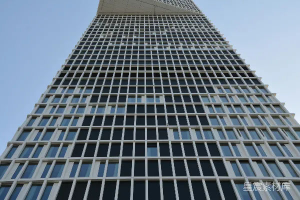 高清摄影 一座非常高大的建筑物，窗户很多。