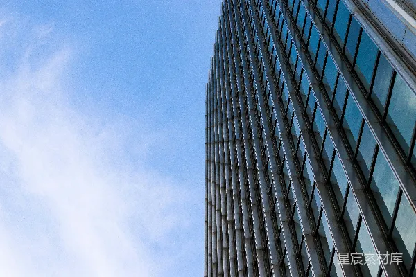 高清摄影 白天，灰白色的混凝土建筑在白云下。