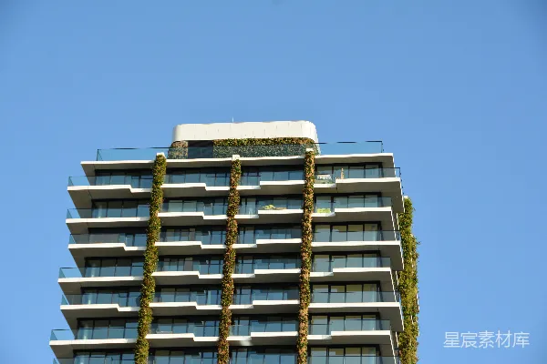 高清摄影 一座带有阳台和阳台植物的高层建筑