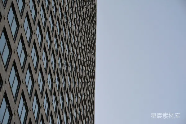 高清摄影 一座非常高大的建筑物，窗户很多。