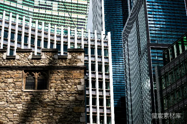 高清摄影 一座高大的砖砌建筑位于另一座高大的建筑旁边。