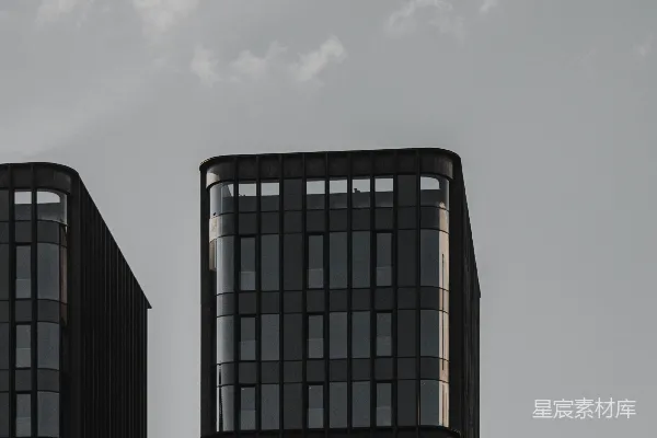 高清摄影 白天，黑白相间的建筑物在白云下。