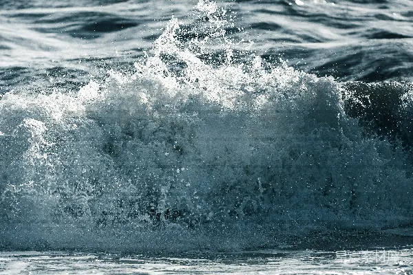波涛汹涌展示着力量与美。