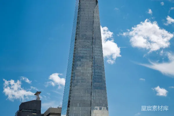 高清摄影 一座非常高大的建筑物，背景是天空。