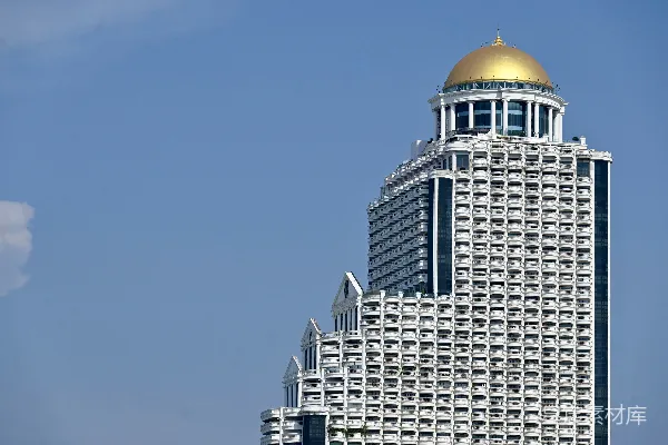 高清摄影 一座高大的白色建筑，顶部有一个金色的圆顶。