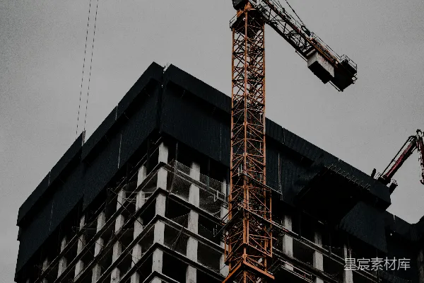 高清摄影 橙色起重机靠近棕色建筑物