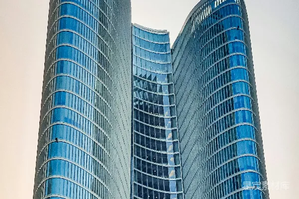高清摄影 两座非常高大的建筑物，背景是蓝天。