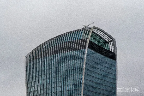 高清摄影 一座带十字架顶的高大建筑