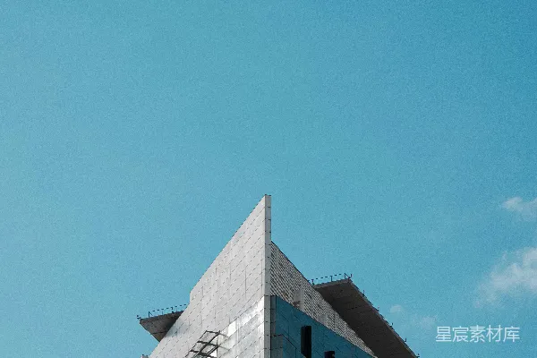 高清摄影 白天晴朗的蓝天下的灰色混凝土建筑