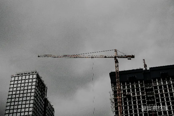 高清摄影 白天，建筑物附近有一只橙色的起重机。
