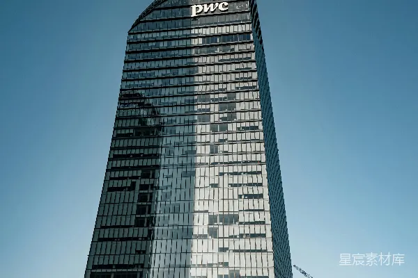 高清摄影 一座高大的建筑物前面有一台起重机。