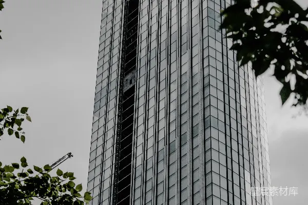 高清摄影 白天白云下的灰色混凝土建筑