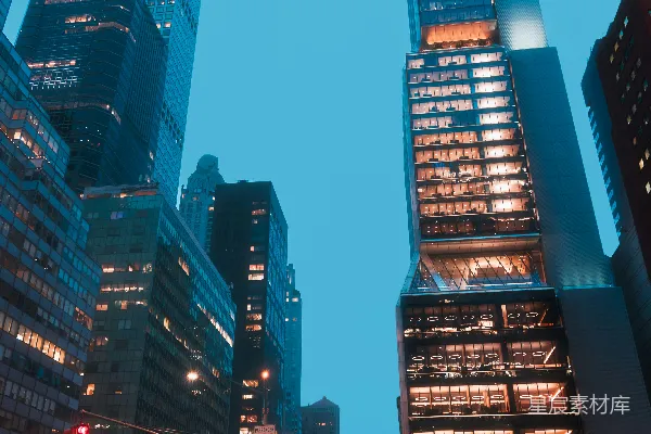 高清摄影 夜晚的城市街道，高楼林立。