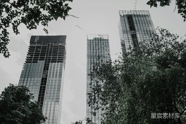 高清摄影 白天高楼大厦旁边绿树成荫