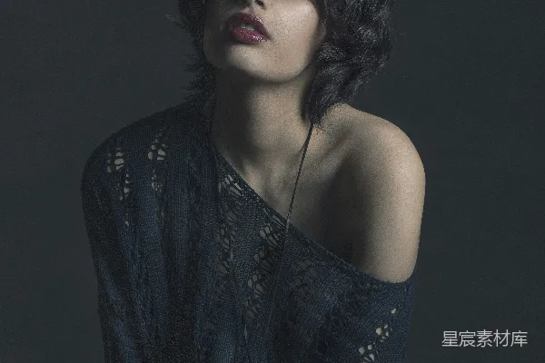 黑色上衣的女人正在拍照。