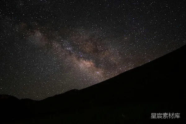 夜空繁星点点，山峦之上。